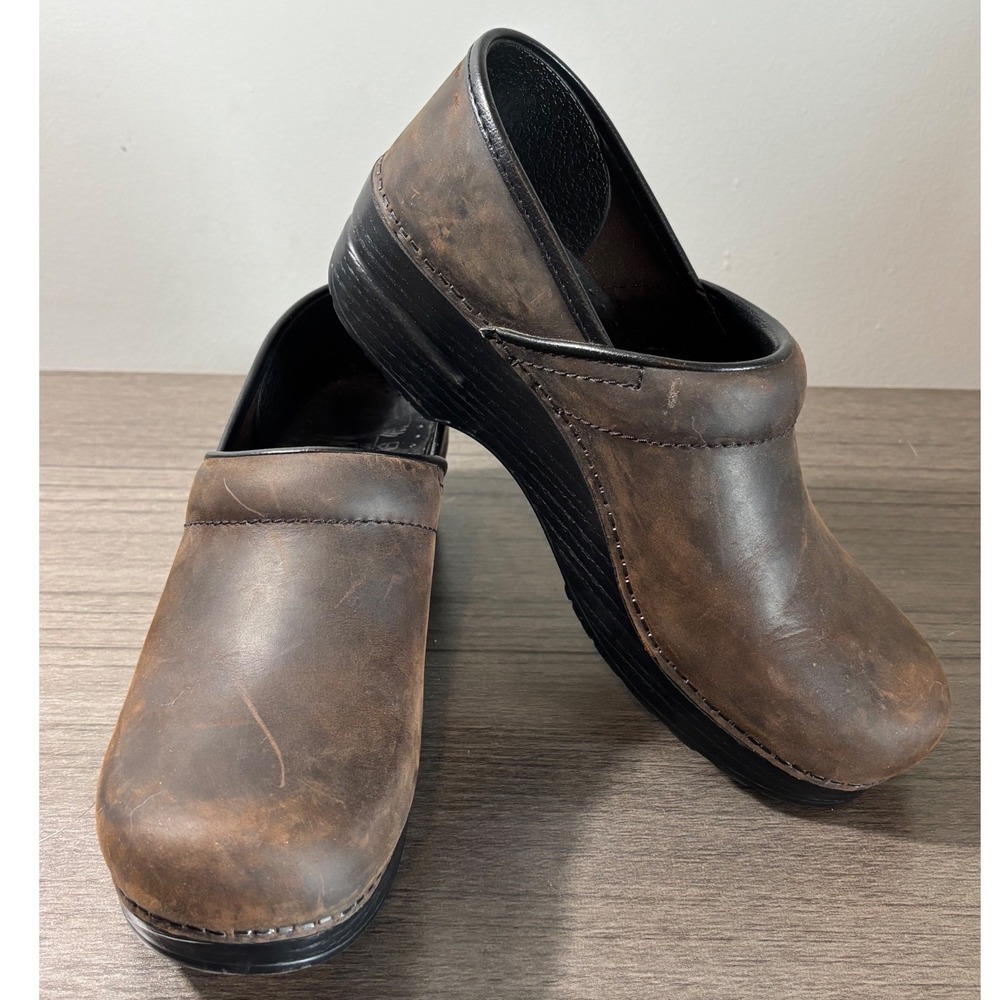 Dansko Professional Oiled Leather Clogs Brown Size 39 (8.5-9) Narrow